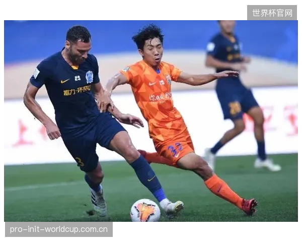 成都蓉城后腰线保护不足，对手频繁通过远射洞穿球门，防守体系暴露出远端协防漏洞。
